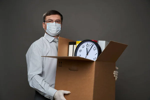 Hombre Vestido Hombre Negocios Sostiene Una Caja Con Cosas Oficina — Foto de Stock