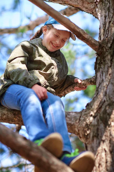 Dziewczynka Wspinająca Się Drzewo Jasne Światło Słoneczne Piękny Dzień — Zdjęcie stockowe