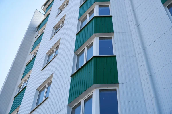 Facade New Multi Storey Building White Green Metal Siding Many — Stock Photo, Image