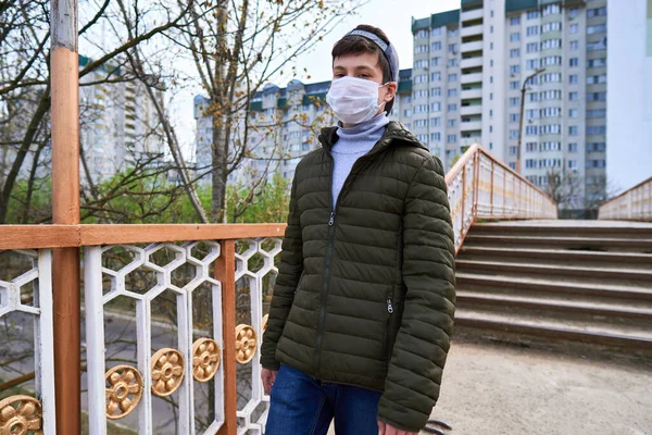 Tonårspojken Går Nerför Gatan Dagen Gångväg Och Höghus Med Lägenheter — Stockfoto