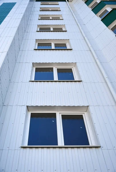 Homlokzat Egy Többszintes Épület Fehér Zöld Fém Burkolat Sok Windows — Stock Fotó