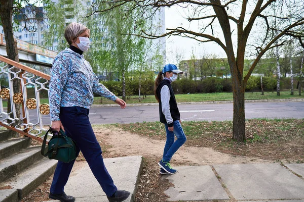 Kobieta Dziewczynka Spacerują Ulicą Ciągu Dnia Chodnik Dla Pieszych Budynki — Zdjęcie stockowe