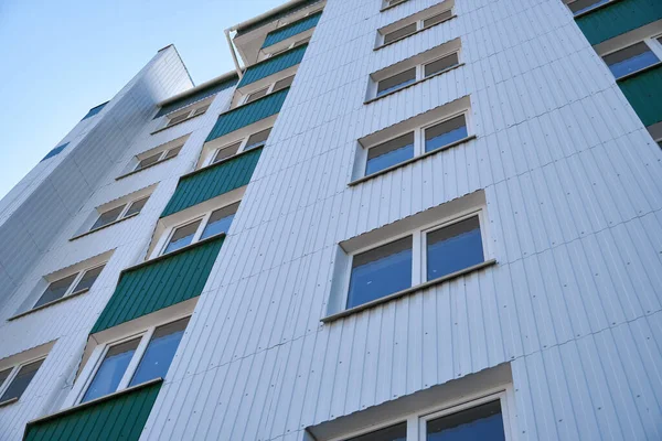 Facciata Nuovo Edificio Più Piani Con Raccordo Metallo Bianco Verde — Foto Stock