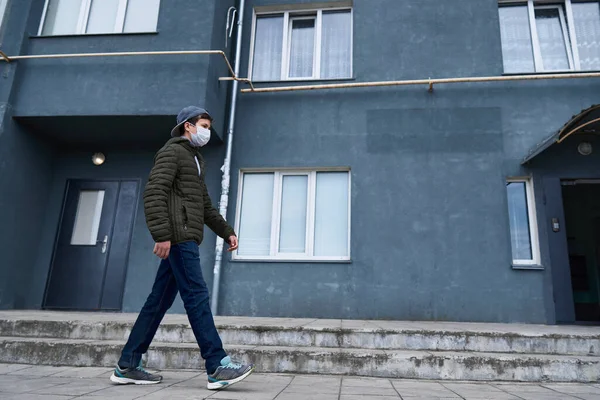 Teen Boy Walks Wall High Rise Buildings Apartments Residential Area — Stock Photo, Image