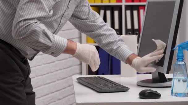 Conceito Limpeza Desinfecção Escritório Empresário Limpa Local Trabalho Computador Mesa — Vídeo de Stock