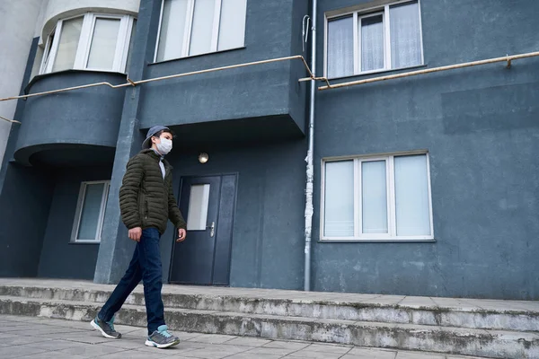 Adolescente Niño Camina Cerca Pared Edificios Gran Altura Con Apartamentos —  Fotos de Stock