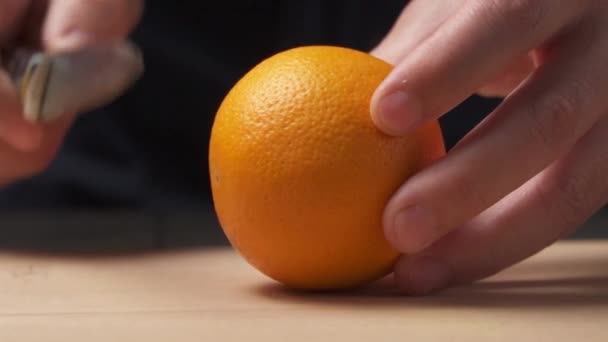 Närbild Hand Skära Apelsin Mitten För Att Göra Färsk Juice — Stockvideo