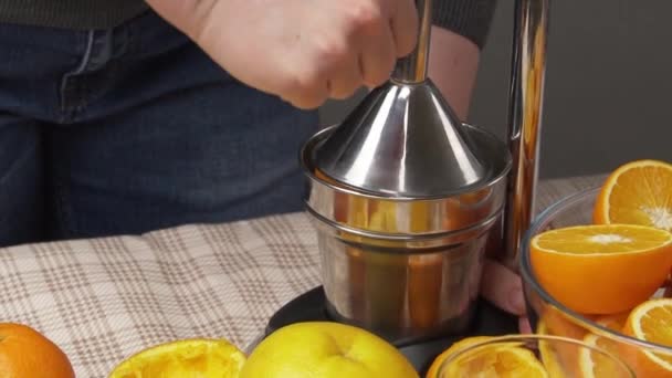 Kläm Apelsin Med Manuell Press Närbild Gör Ett Glas Färskt — Stockvideo