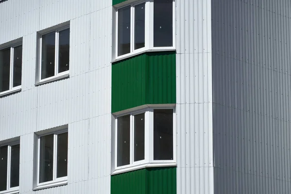 Façade Nouveau Bâtiment Plusieurs Étages Avec Revêtement Métallique Blanc Vert — Photo