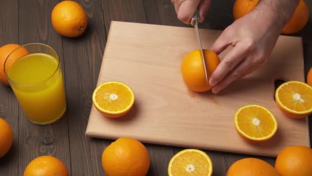 Mutfak Kesim Tahtasına Portakal Dilimlemek Arka Plan Olarak Ahşap Masa — Stok video