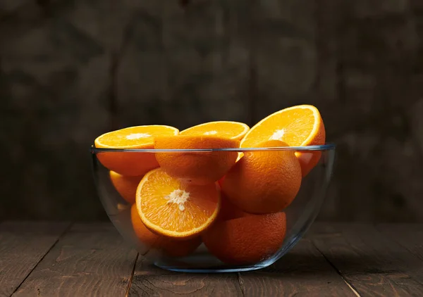 Frutas Frescas Naranja Enteras Cortadas Rodajas Sobre Una Mesa Madera — Foto de Stock