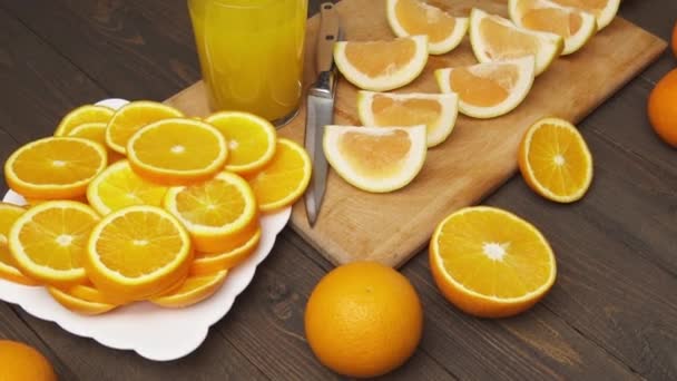 Naranjas Frescas Sobre Una Mesa Madera Enteras Rodajas Plato Lleno — Vídeo de stock