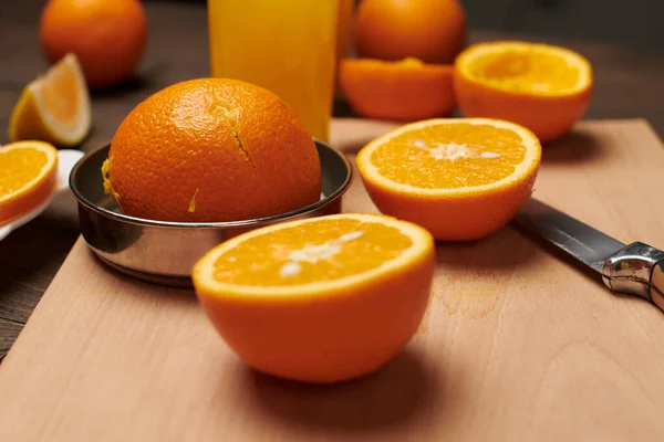 Fruta Naranja Fresca Entera Rebanada Una Mesa Madera Tabla Cortar — Foto de Stock