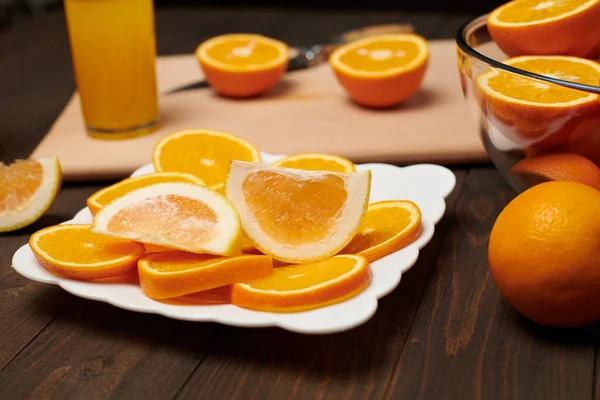 Fruits Orange Frais Entiers Tranchés Sur Une Table Bois Planche — Photo