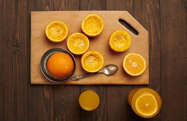 Frische Orangenfrüchte Ganz Und Gepresst Auf Einem Holztisch Schneidebrett Natürliche — Stockfoto