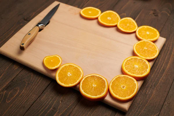 Frutas Cortadas Laranja Fresca Uma Mesa Madeira Tábua Corte Com — Fotografia de Stock