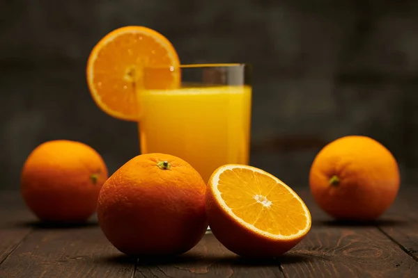 오렌지 과일을 통채로 천연적 건강에 칵테일 — 스톡 사진