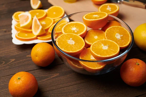 Vers Sinaasappelfruit Zijn Geheel Gesneden Een Houten Tafel Snijplank Keukenmes — Stockfoto