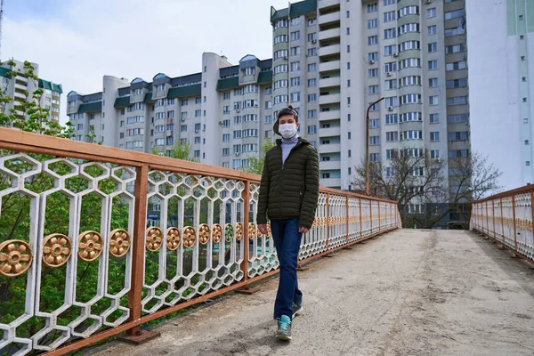 Teen Boy Walks Street Day Pedestrian Walkway High Rise Buildings — Stock Photo, Image