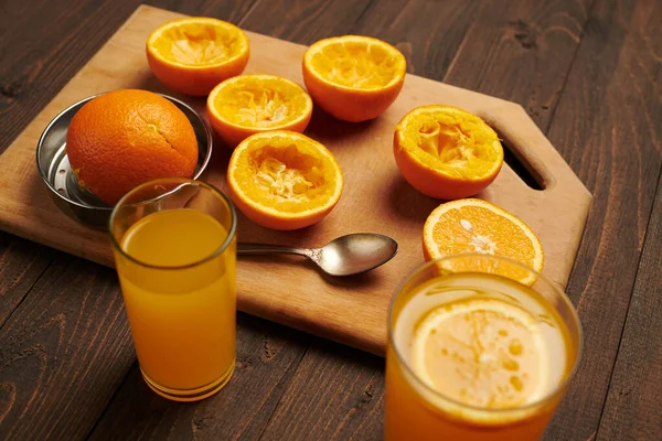 Fruits Orange Frais Entiers Pressés Sur Une Table Bois Planche — Photo