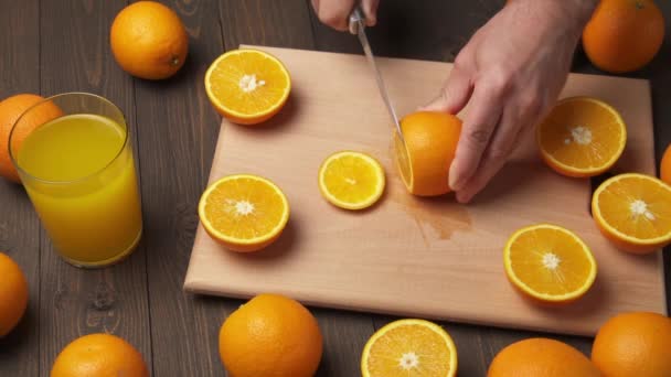 Cortando Uma Fruta Laranja Uma Mesa Corte Cozinha Mesa Madeira — Vídeo de Stock