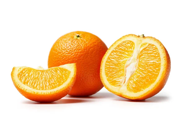 Frutas Naranjas Frescas Enteras Macrofoto Rodajas Aisladas Sobre Fondo Blanco —  Fotos de Stock