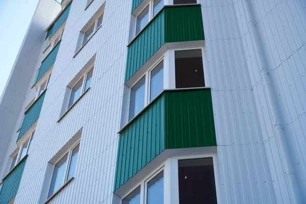 Gevel Van Een Nieuw Gebouw Met Meerdere Verdiepingen Met Witte — Stockfoto