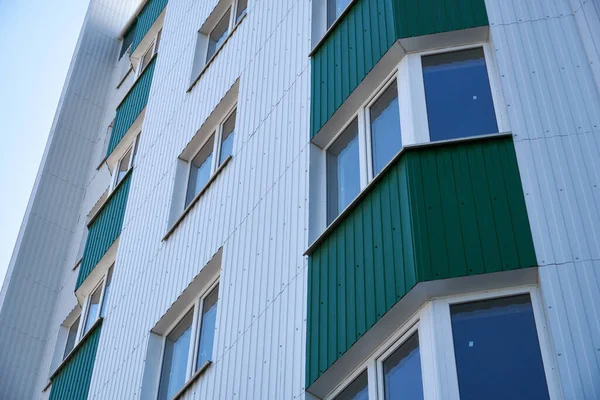 Fasad Flervåningsbyggnad Med Vitt Och Grönt Metallstreck Många Windows — Stockfoto