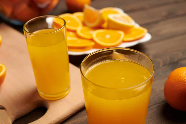 Fruits Orange Frais Entiers Tranchés Sur Une Table Bois Planche — Photo