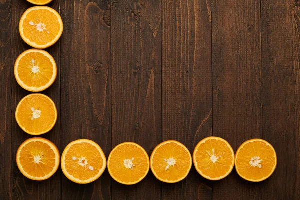 Ciemne Drewniane Tło Pustym Miejscem Tekst Świeżo Krojone Owoce Pomarańczy — Zdjęcie stockowe