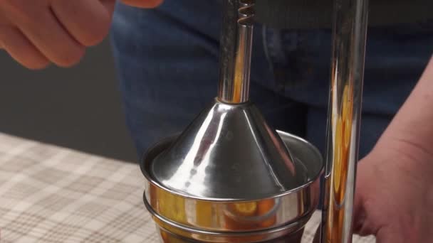 Squeezing Orange Fruit Manual Press Close View Making Glass Fresh — Stock Video