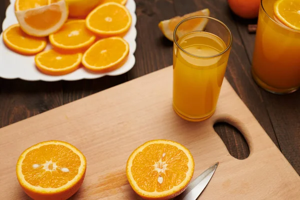 Fruits Orange Frais Entiers Tranchés Sur Une Table Bois Planche — Photo