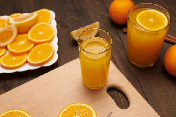 Fruits Orange Frais Entiers Tranchés Sur Une Table Bois Planche — Photo