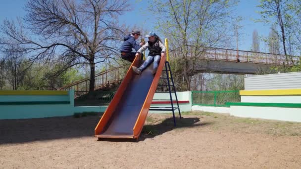 Děti Hrají Kloužou Hřišti Vedle Kondominia Swing Slide Stairs Multistory — Stock video