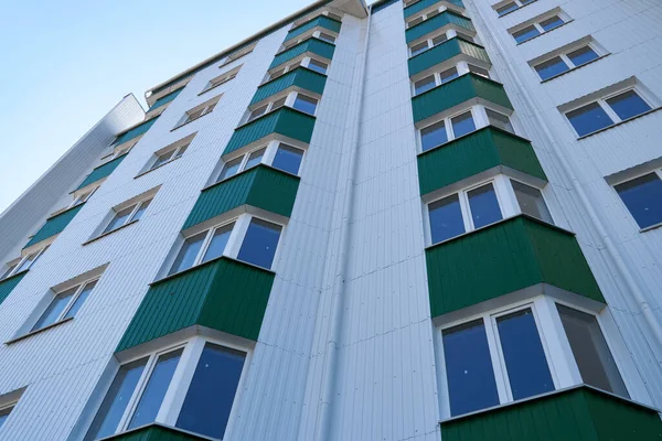 Fachada Novo Edifício Vários Andares Com Tapume Metal Branco Verde — Fotografia de Stock