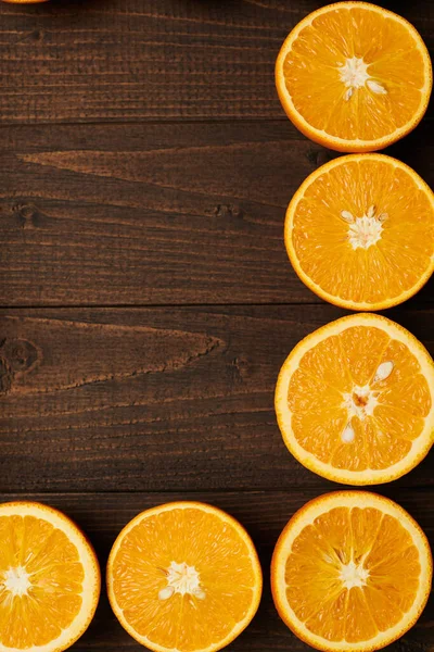 Ciemne Drewniane Tło Pustym Miejscem Tekst Świeżo Krojone Owoce Pomarańczy — Zdjęcie stockowe