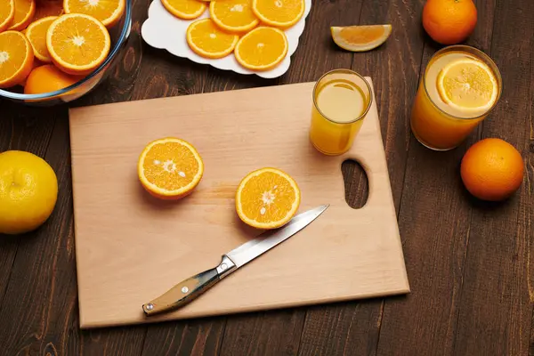 Frische Orangenfrüchte Ganz Und Scheiben Geschnitten Auf Einem Holztisch Schneidebrett — Stockfoto
