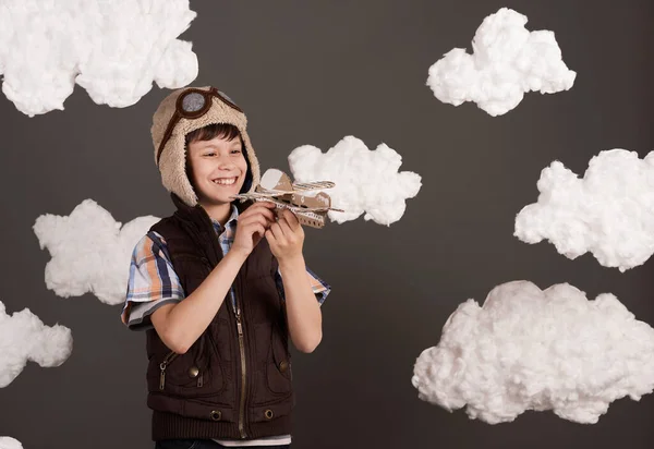 Ένα Αγόρι Παίζει Ένα Αεροπλάνο Από Χαρτόνι Και Ονειρεύεται Γίνει — Φωτογραφία Αρχείου