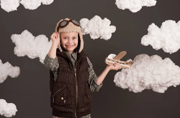 Ένα Κορίτσι Παίζει Ένα Αεροπλάνο Από Χαρτόνι Και Ονειρεύεται Γίνει — Φωτογραφία Αρχείου