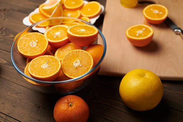 Frische Orangenfrüchte Ganz Und Scheiben Geschnitten Auf Einem Holztisch Schneidebrett — Stockfoto