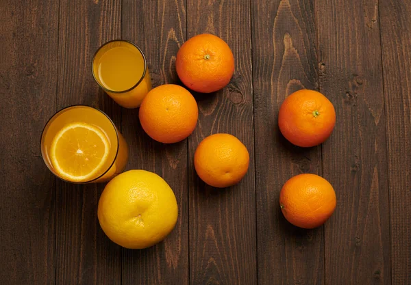 Frutas Naranjas Frescas Enteras Cortadas Rodajas Sobre Fondo Madera Oscura — Foto de Stock