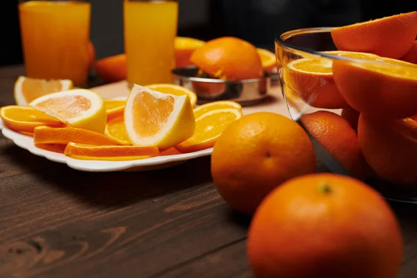 Fruits Orange Frais Entiers Tranchés Sur Une Table Bois Planche — Photo