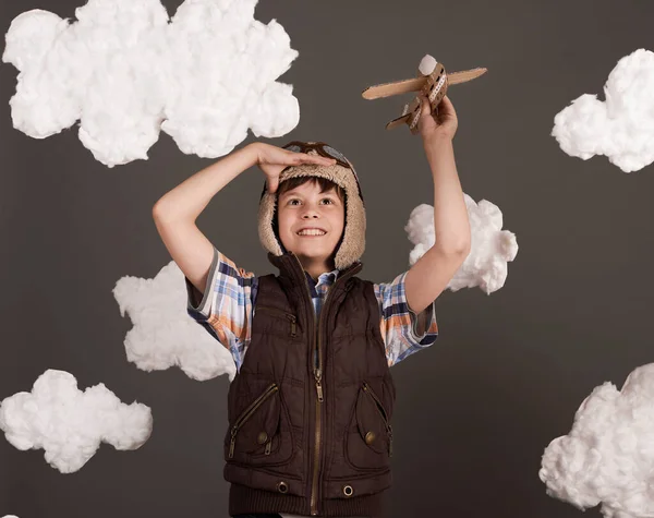 Ένα Αγόρι Παίζει Ένα Αεροπλάνο Από Χαρτόνι Και Ονειρεύεται Γίνει — Φωτογραφία Αρχείου