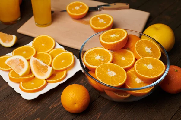 Fruits Orange Frais Entiers Tranchés Sur Une Table Bois Planche — Photo