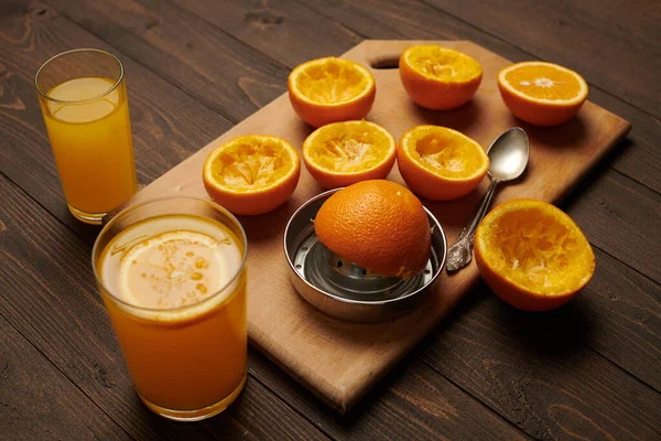 Fruits Orange Frais Entiers Pressés Sur Une Table Bois Planche — Photo