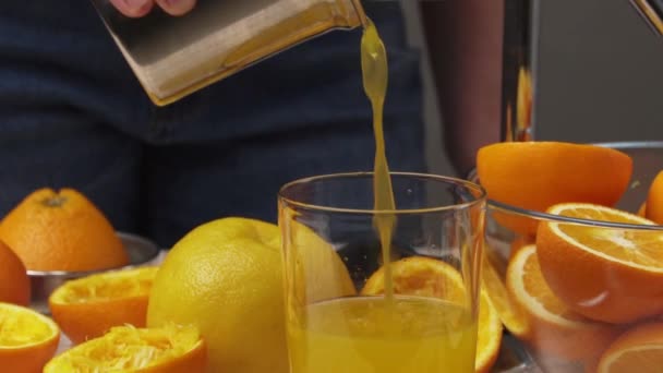 Squeezing Orange Fruit Manual Press Close View Making Glass Fresh — Stock Video