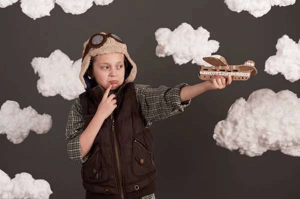 Ένα Κορίτσι Παίζει Ένα Αεροπλάνο Από Χαρτόνι Και Ονειρεύεται Γίνει — Φωτογραφία Αρχείου