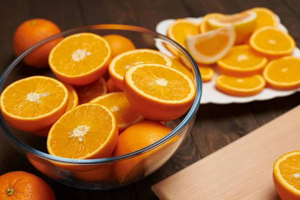 Vers Sinaasappelfruit Zijn Geheel Gesneden Een Houten Tafel Snijplank Keukenmes — Stockfoto