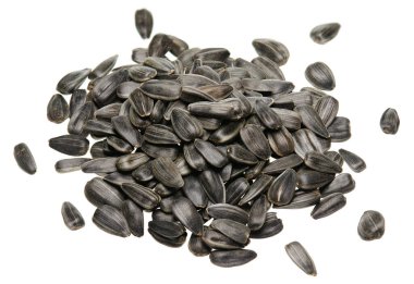 Beyaz arkaplanda izole edilmiş ham ayçiçeği tohumları