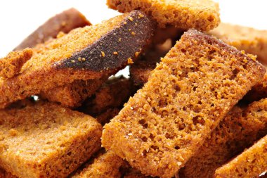 Çavdar krakerleri, baharatlı küçük kurutulmuş ekmek parçaları, beyaz arka planda izole edilmiş lezzetli fast food.
